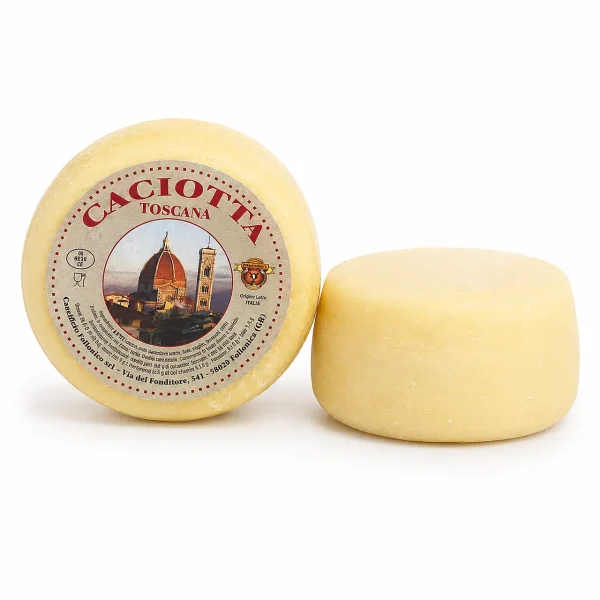due forme intere di formaggio misto mucca pecora della maremma fresca