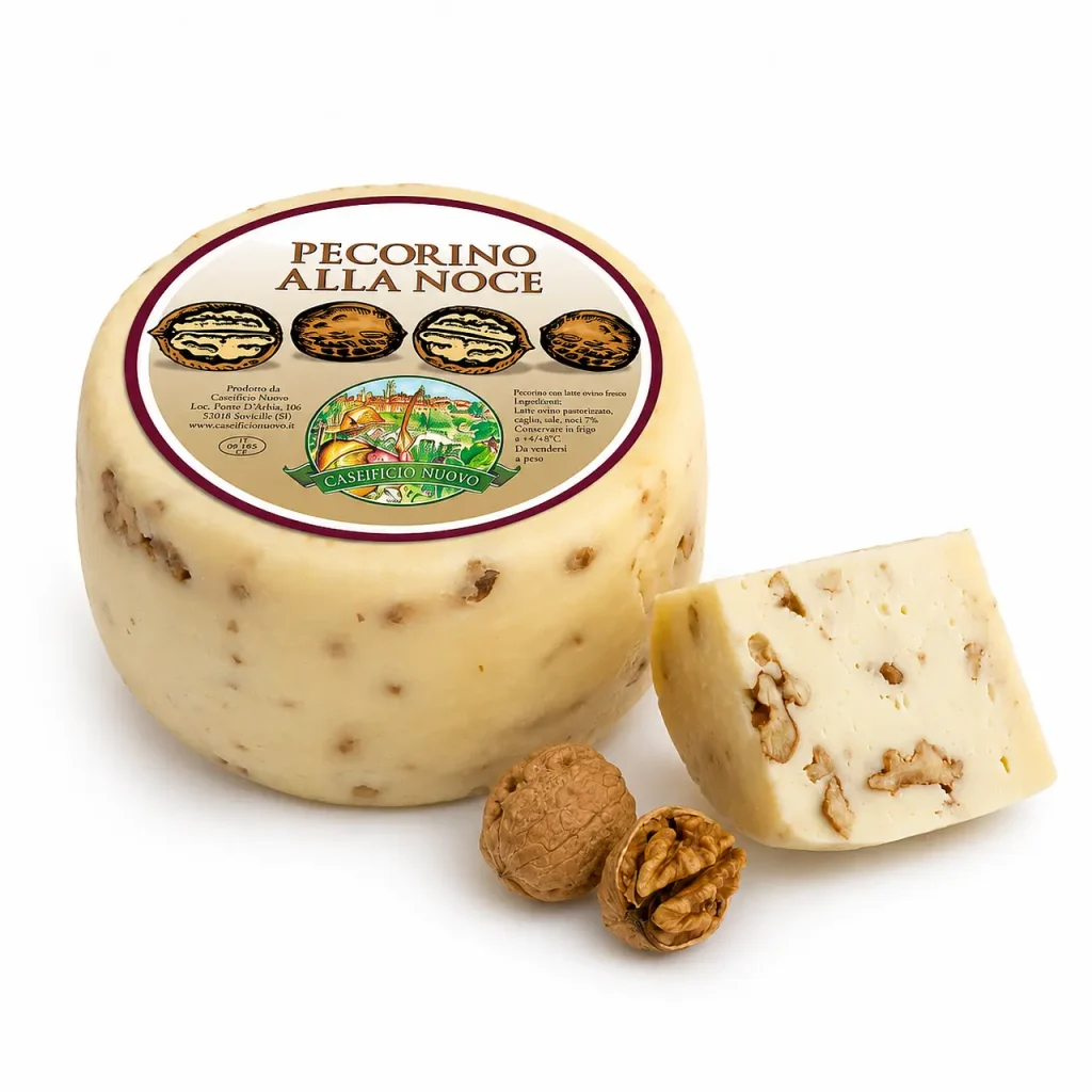 Formaggio alle noci artigianale a base di latte ovino con pezzi di noci e spicchio tagliato su sfondo bianco