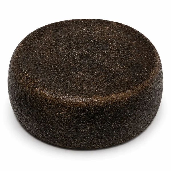 Formaggio nero artigianale intero affinato con crosta scura naturale e stagionatura tradizionale