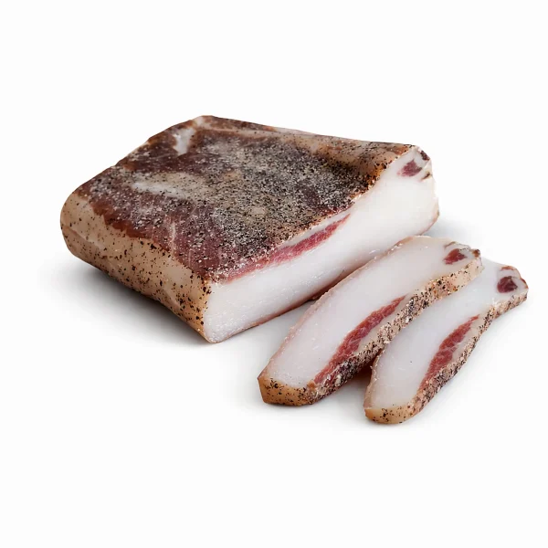 Un trancio di Lardo Stagionato con due fettine tagliate sopra un tagliere di legno – salume tipico disponibile su GustoUmbro