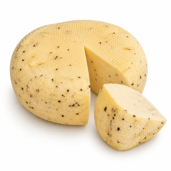 Forma intera di pecorino al tartufo bianco e nero con spicchio tagliato, formaggio ovino artigianale semistagionato.