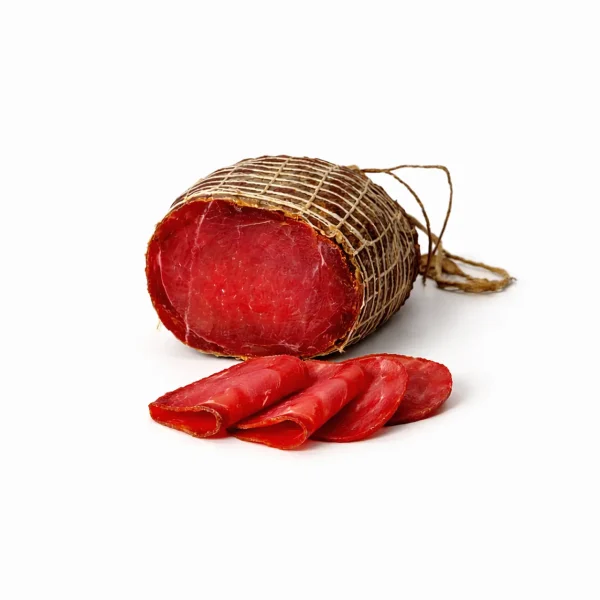Bresaola di maiale stagionata 500g su tagliere con fette arrotolate – salume artigianale italiano